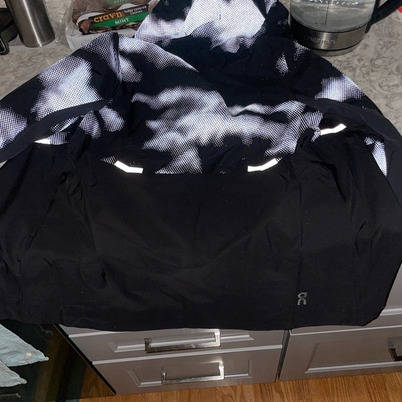 On cloud 2022 Lumos weather jacket running hood Women’s Medium rain coat - Picture 5 of 5